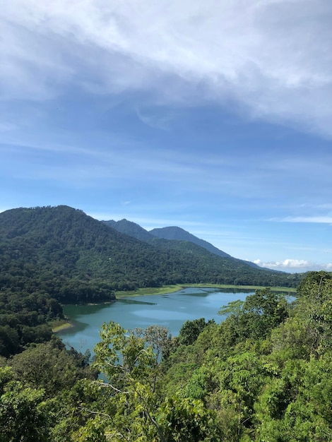 Landschaft mit Bergwald und See Bergsee in Bali