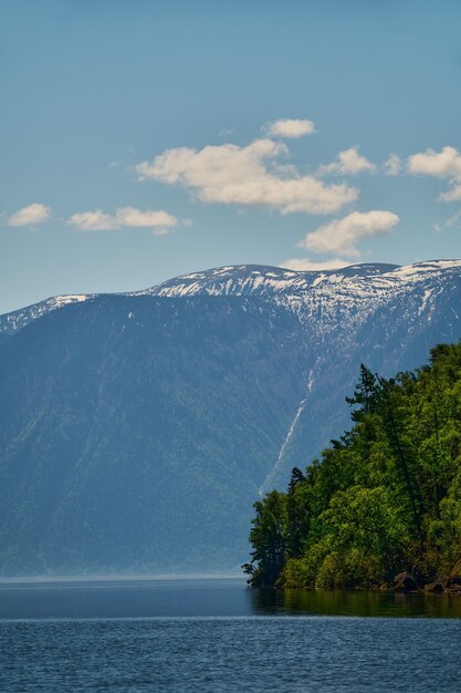 Landschaft mit Booten im Wassersee mit Blick auf die Berge. Telezkoje-See Altai in Sibirien.