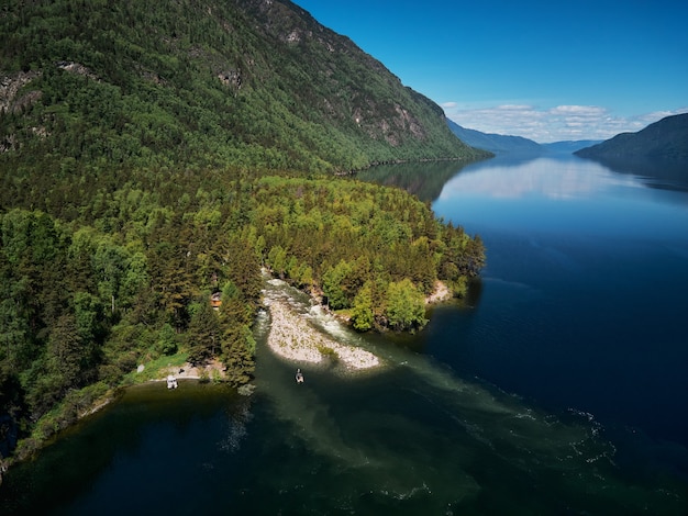 Landschaft mit Booten im Wassersee mit Blick auf die Berge. Telezkoje-See Altai in Sibirien.