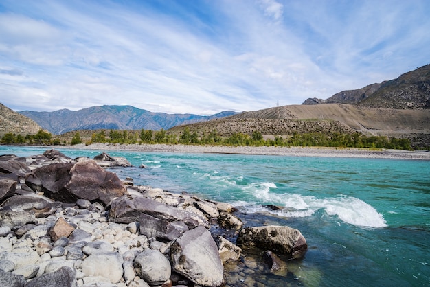 Landschaft mit dem Fluss Katun im Altai-Gebirge im Herbst