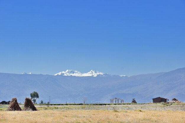 Landschaft mit dem Schnee im Hintergrund