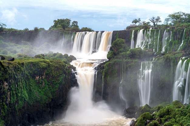 Landschaft mit den Iguazu-Wasserfällen in Argentinien, einem der größten Wasserfälle der Welt.