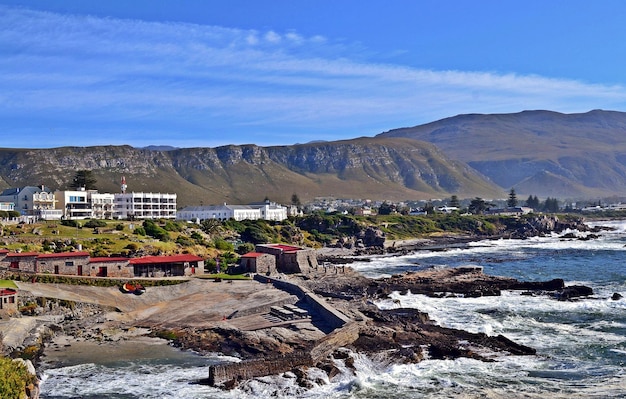 Landschaft mit der felsigen Küstenlinie in Hermanus Südafrika