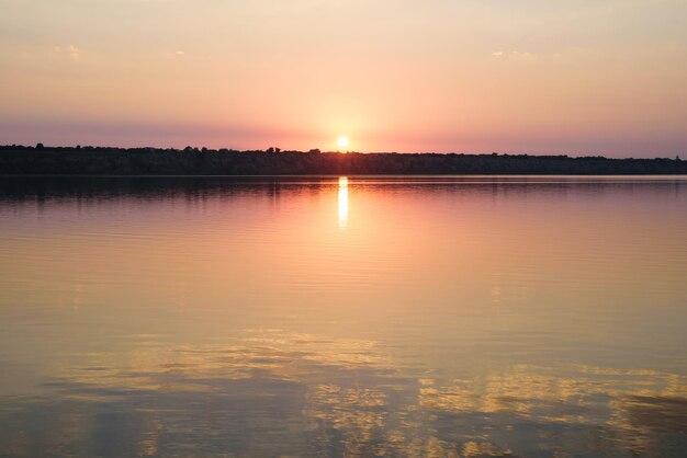 Landschaft mit der Reflexion des Sonnenuntergangs im See