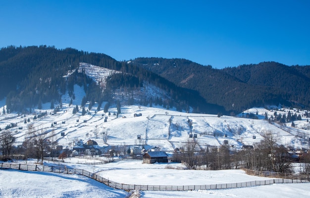 Landschaft mit einem Bergdorf im Winter