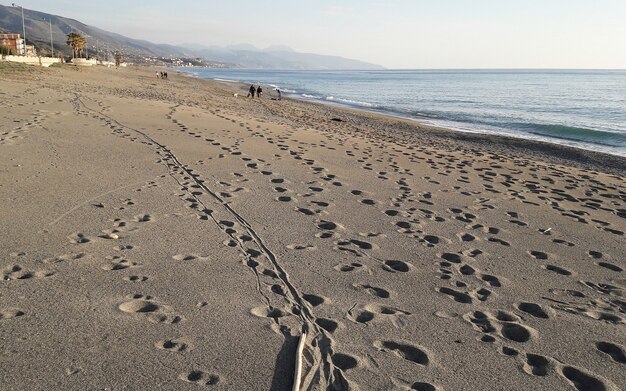 Landschaft mit einem malerischen Sandstrand an der thyrrenischen Küste in Kalabrien, Italien