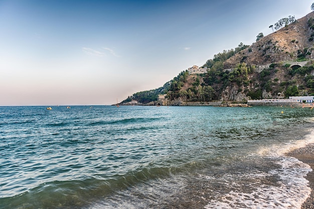 Landschaft mit einem malerischen Sandstrand von Copanello an der ionischen Küste in Kalabrien, Italien