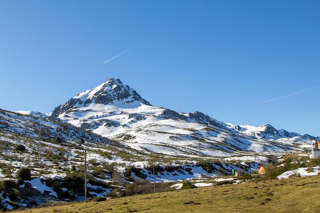 Landschaft mit einem schneebedeckten Gipfel Toneo 2091 m. Er liegt im Hafen von San Isidro