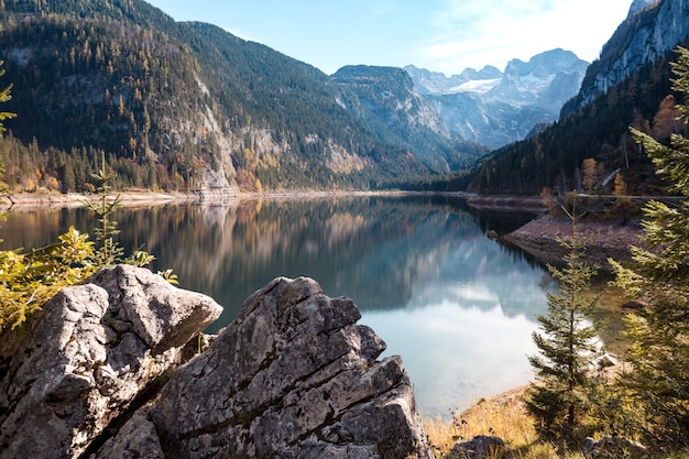 Landschaft mit einem schönen Bergsee mit Reflexion. Herbst. schöne Landschaft