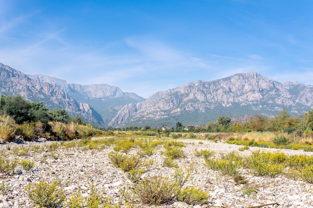 Landschaft mit einem trockenen Bett eines saisonalen Gebirgsflusses in Kleinasien