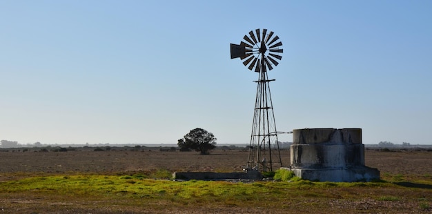 Landschaft mit einer Windmühlenwasserpumpe auf Ackerland