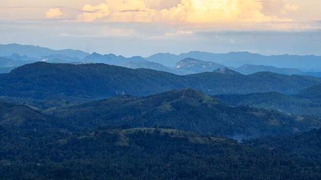 Landschaft mit Feldern, Hügeln und Bergen