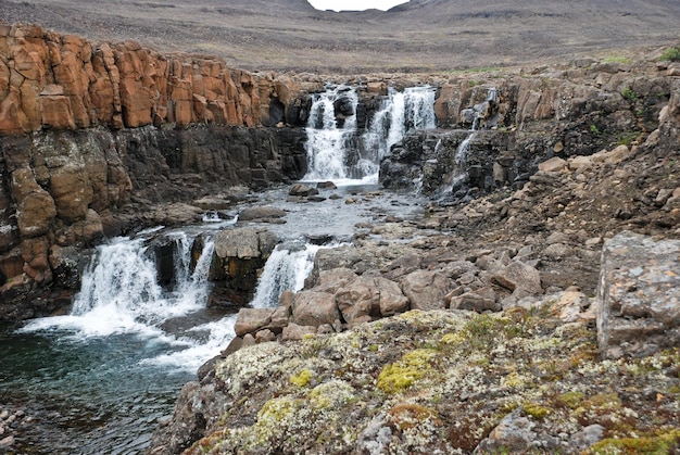 Landschaft mit Felsen und einem Wasserfall
