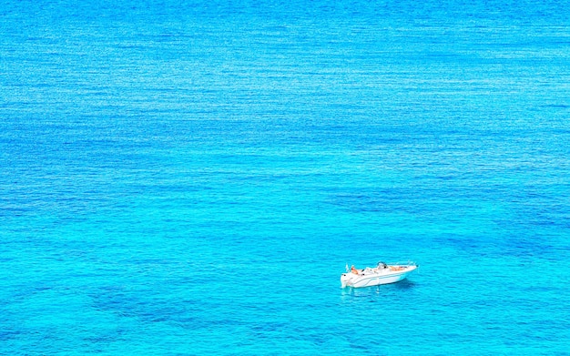 Landschaft mit felsiger Küste von Capo Testa in Santa Teresa Gallura am Mittelmeer auf der Insel Sardinien im Sommer Italien. Landschaft der Provinz Cagliari. Gemischte Medien.