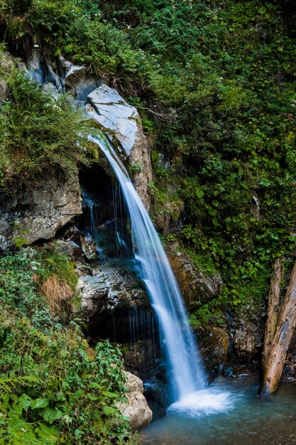 Landschaft mit fließendem frischem kühlem blauem wasser des wasserfalls in den bergen