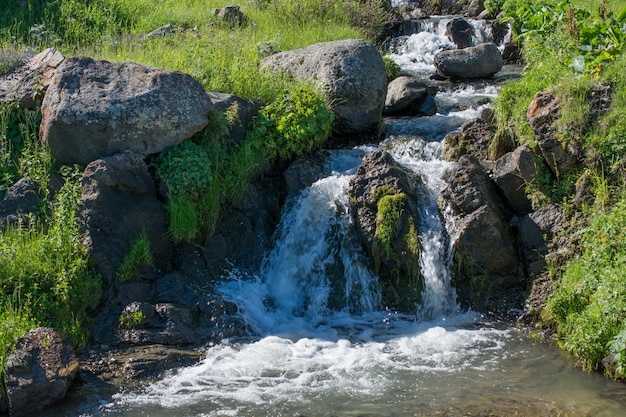 Landschaft mit Fluss, der durch Felsen fließt