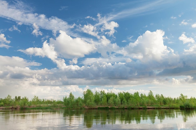 Landschaft mit Fluss und bewölktem Himmel