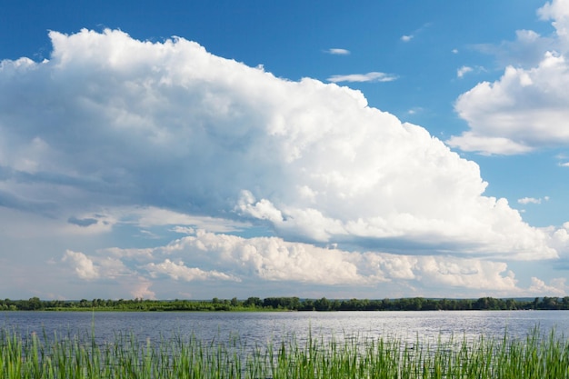 Landschaft mit Fluss und bewölktem Himmel