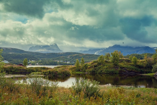 Landschaft mit Gebirgsfluss an regnerischen Tagen Schöne Natur Norwegen