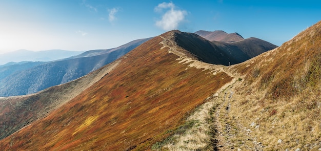 Landschaft mit Herbstbergen