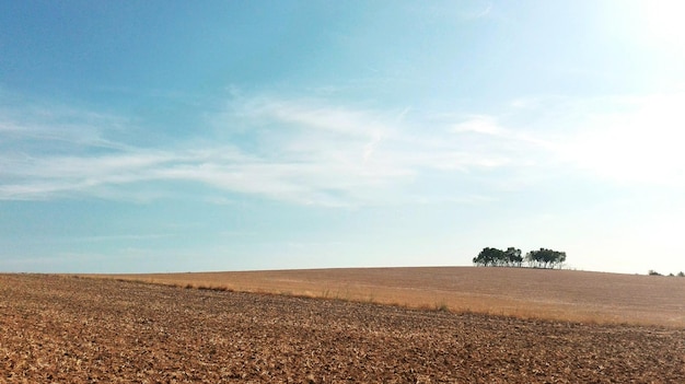 Landschaft mit Himmel im Hintergrund