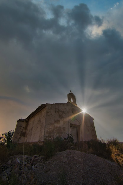 Landschaft mit Kirche.