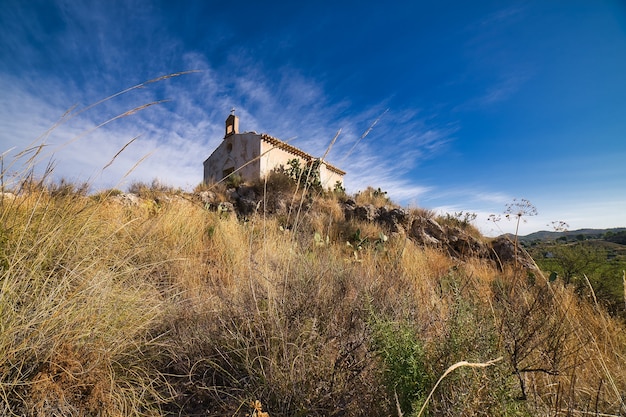 Landschaft mit Kirche.