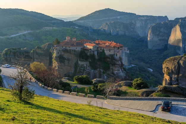 Landschaft mit Klöstern und Felsformationen in Meteora Griechenland