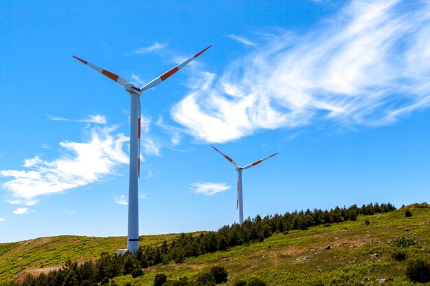 Landschaft mit Öko-Windkraftanlagen