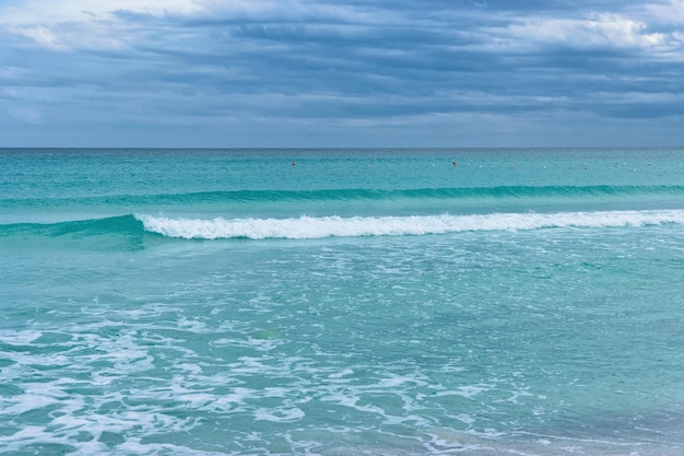 Landschaft mit La Cinta Strand und Mittelmeer auf der Insel Tavolara auf der Insel Sardinien in Italien im Sommer. Blick auf den sardischen Strand in Sardinien.