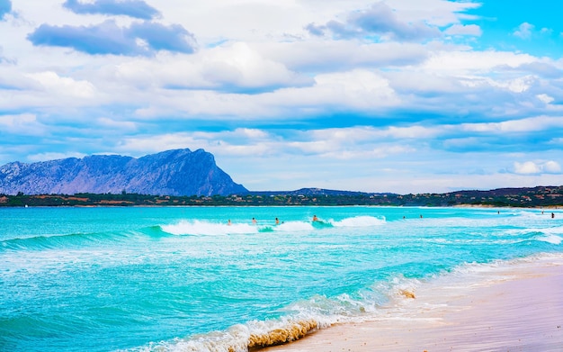 Landschaft mit La Cinta Strand und Mittelmeer und Insel Tavolara in Sardinien auf Italien im Sommer. Landschaftsblick auf den sardischen Strand in Sardinien. Provinz Olbia. Gemischte Medien.