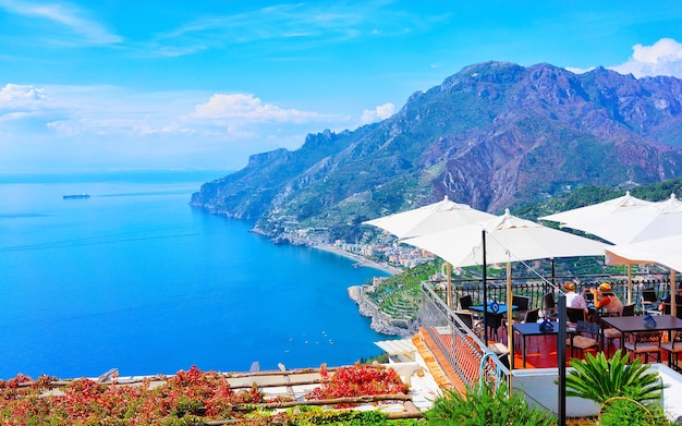 Landschaft mit luxuriöser Straßenrestaurantterrasse in der Villa Cimbrone im Dorf Ravello, Italien bei Neapel. Café mit Tisch und Stühlen an der Amalfiküste und Landschaft in der Nähe des Tyrrhenischen Meeres im italienischen Amalfitana.