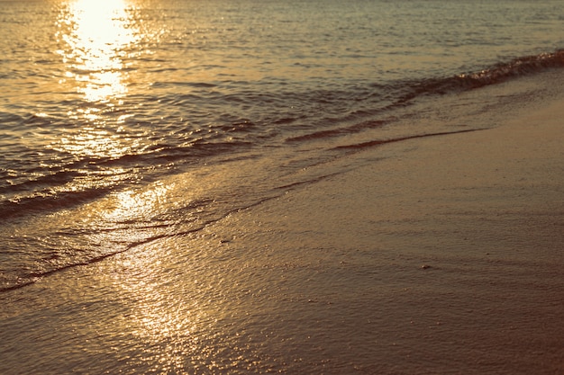 Landschaft mit Meeressonnenuntergang am Strand