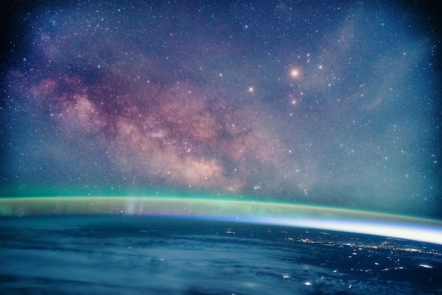 Landschaft mit Milchstraßengalaxie Erde und Aurora aus dem All mit Milchstraßengalaxie Elemente dieses von der NASA bereitgestellten Bildes