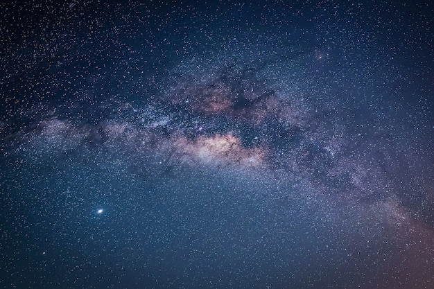 Landschaft mit Milchstraßengalaxie. Nachthimmel mit Sternen.
