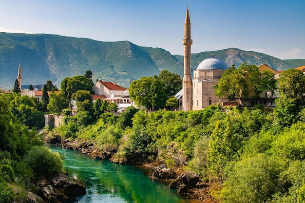 Landschaft mit Moschee und Fluss in der Stadt Mostar