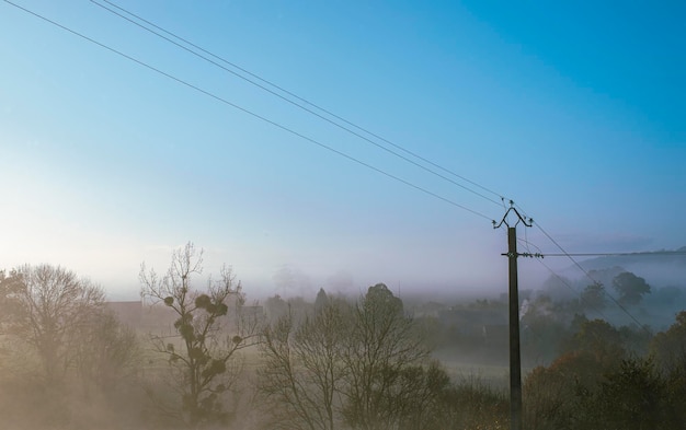 Landschaft mit Nebel im Herbst