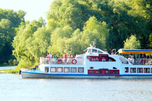 Landschaft mit Promenade-Motorschiff mit Passagieren am Desna-Fluss in der Nähe von Tschernigow