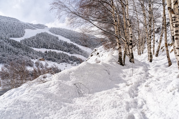 Landschaft mit Pyrenäen in Andorra, Grandvalira Skigebiet in El Tarter an einem Wintertag.