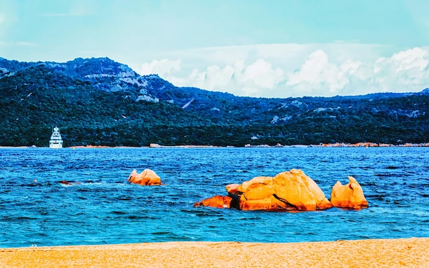 Landschaft mit romantischem Morgen am Capriccioli-Strand an der Costa Smeralda des Mittelmeers auf der Insel Sardinien in Italien. Himmel mit Wolken. Provinz Porto Cervo und Olbia. Gemischte Medien.