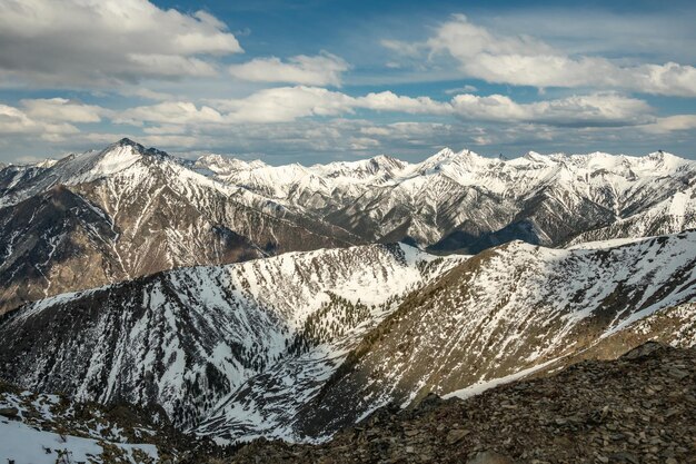 Landschaft mit schneebedeckten Gipfeln der felsigen Berge bei sonnigem Wetter Natur und Reisen