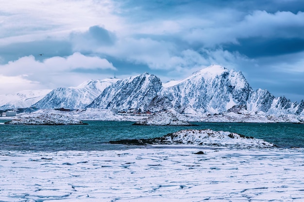 Landschaft mit schönem Wintermeer und schneebedeckten Bergen auf den Lofoten-Inseln in Nordnorwegen. Panoramablick