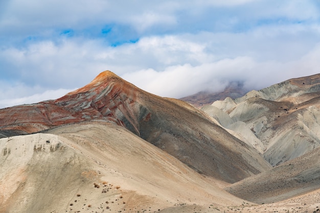 Landschaft mit schönen Berghängen