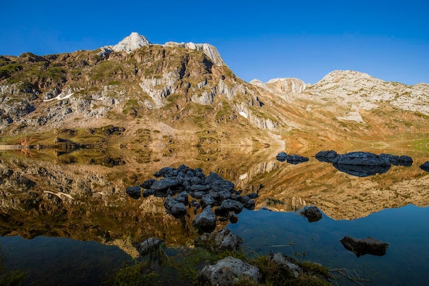 Landschaft mit See und Bergen