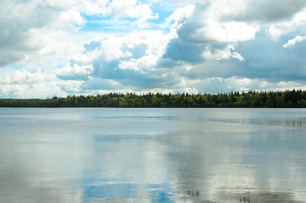 Landschaft mit See- und Waldblick