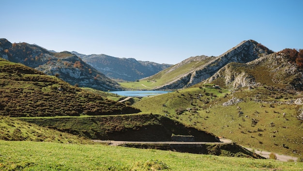 Landschaft mit See zwischen Bergen