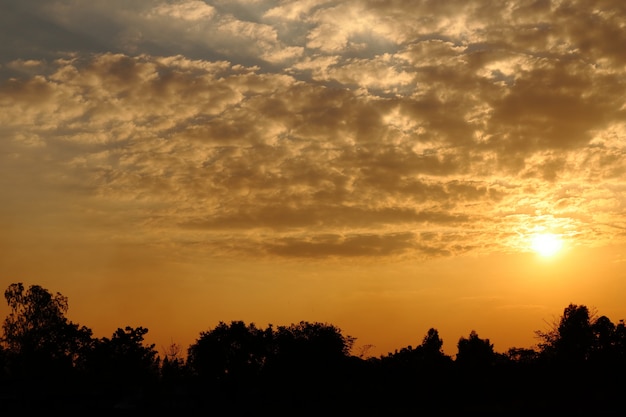 Landschaft mit Sonnenuntergang über dem See