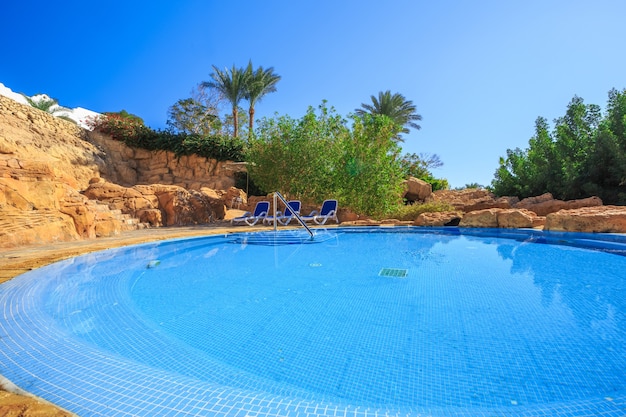 Foto landschaft mit swimmingpool im luxushotel