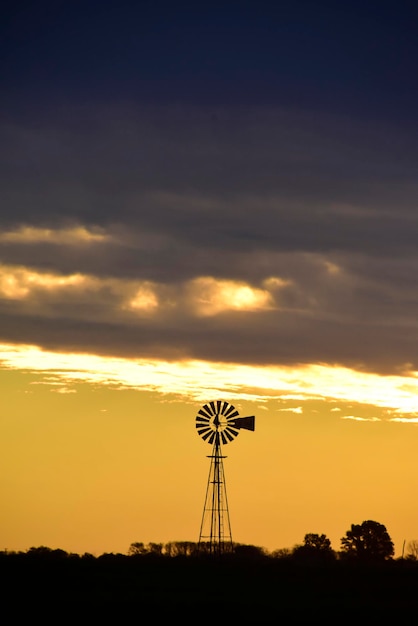 Landschaft mit Windmühle bei Sonnenuntergang Pampas PatagoniaArgentina