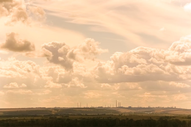 Landschaft mit Wolken und Stadtabstand